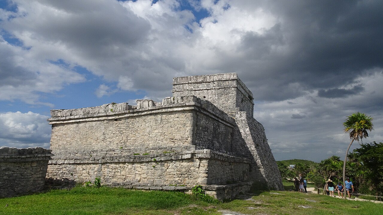 El Palacio, a stone building at the Tulum archaeological site